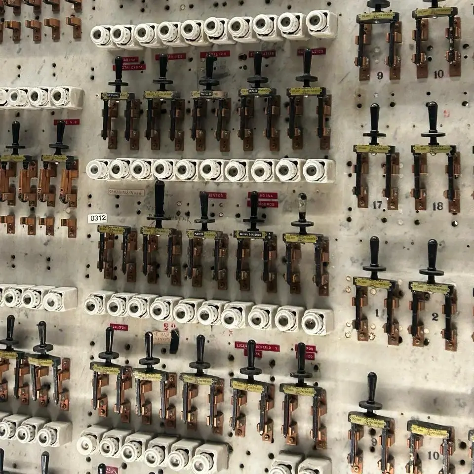 Un fondo con circuitos electronicos y palancas