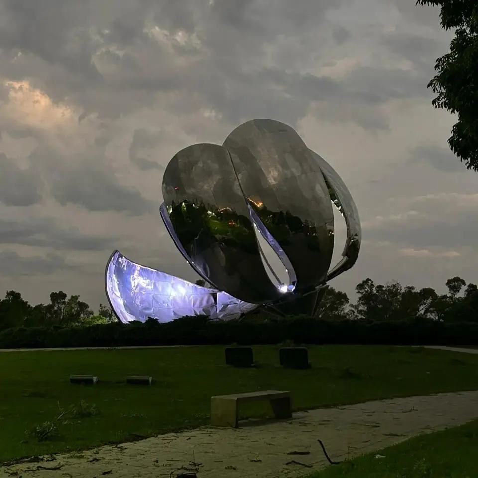 The flower structure in palermo broken bt a storm.
