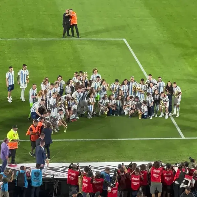Una foto viendo a la seleccion de fultol campeona del mundo en el monumental.